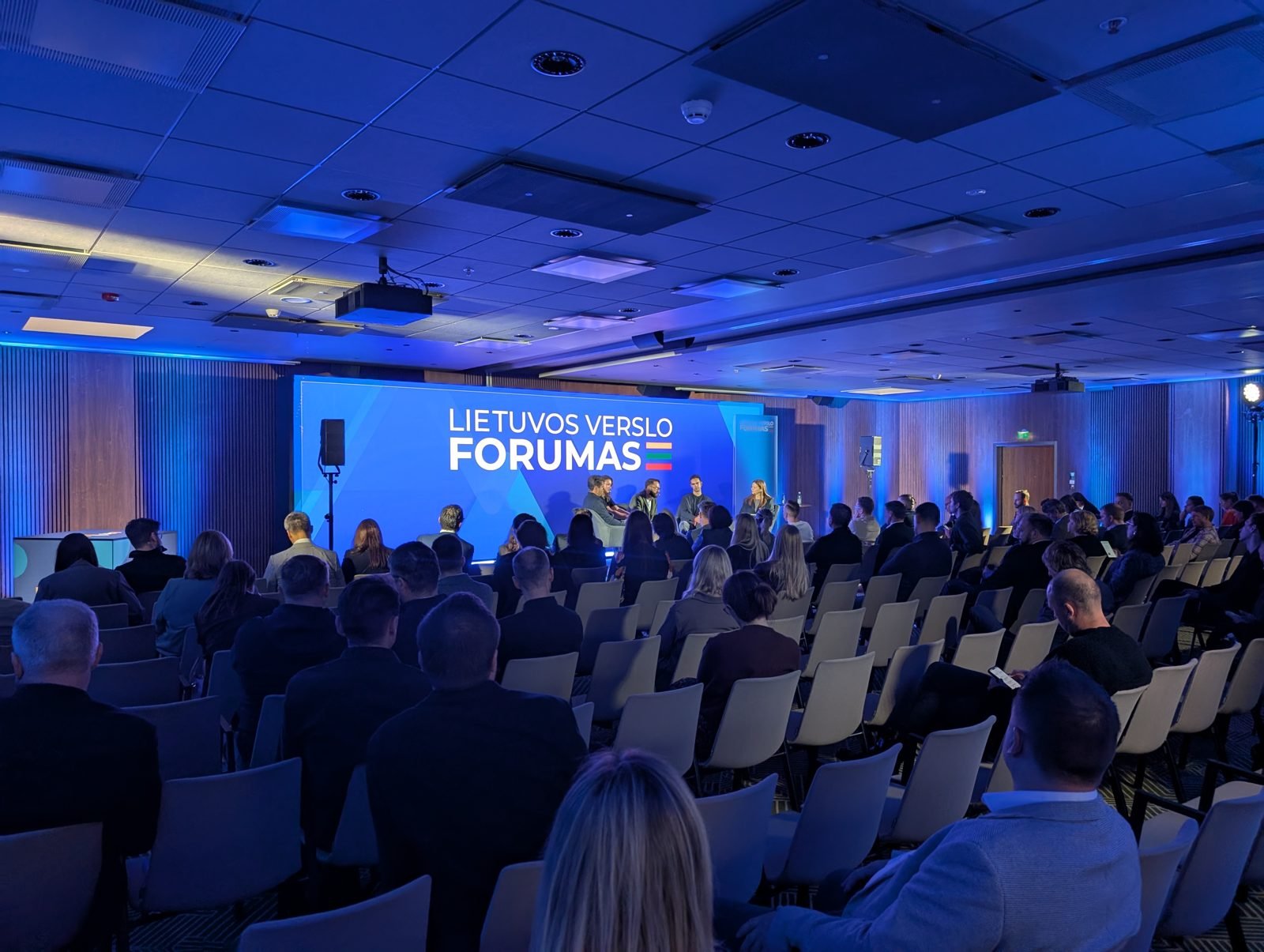 The audience at Lietuvos verslo forumas 2025 during a discussion on the main stage.