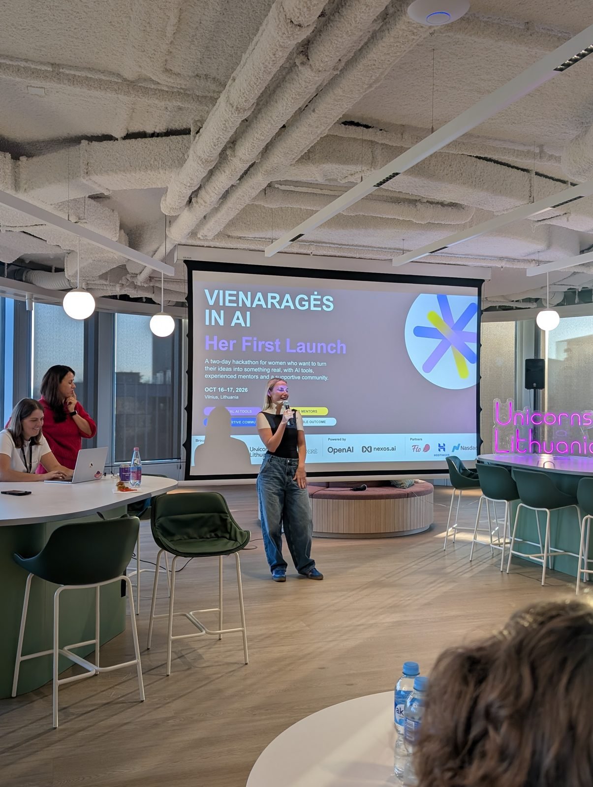 A speaker in front of the Vienaragės in AI 